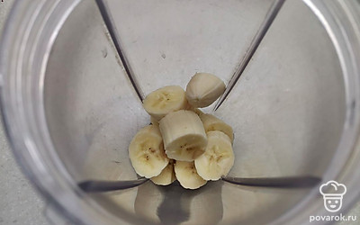 Спелый и сладкий банан нарежьте средними кусочками, переложите в чашу блендера. 