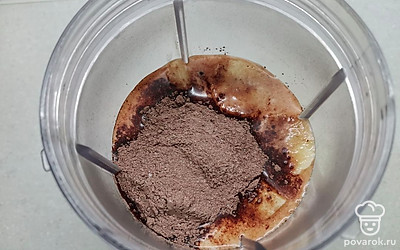 Всыпьте растворимое какао. Количество какао регулируйте по своему вкусу. 