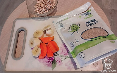 Промойте гречку, почистите и нарежьте банан и морковь. 