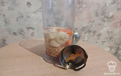 Выложите компоненты в чашу блендера, залейте водой и пробейте.