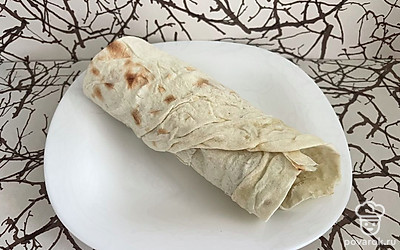 Ролл заверните и подогрейте в микроволной печи буквально 15 секунд. Приятного аппетита!