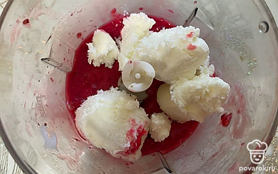 Добавьте мороженое (без вафельного стаканчика).