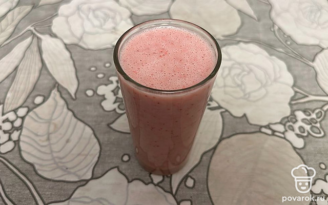 Вкусный смузи с бананом и клубникой — Рецепт с фото