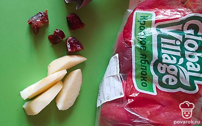 Помойте и нарежьте финики, освободив косточек. Очистите и нарежьте яблоко.