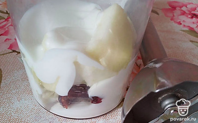 Положите финики, сироп агавы и кусочки яблока в чашу блендера. Добавьте йогурт и воду.