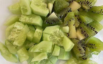 Огурец и киви помойте, почистите и нарежьте небольшими кусочками. Поместите в блендер и пробейте.