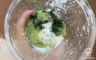Добавьте измельченный укроп и кефир. Тщательно пробейте блендером.