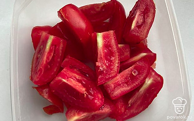 Нарезать помидор средними кусочками.