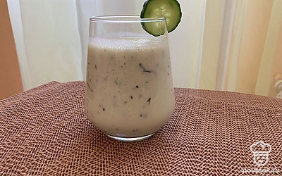 Подавайте в красивом прозрачном стакане. Можно украсить кусочком огурца.