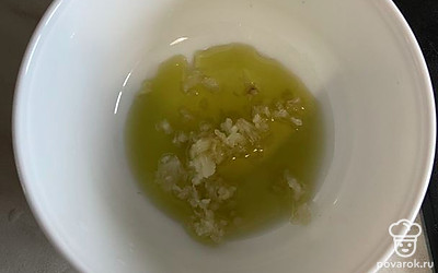 Измельчить чеснок, добавить масло, соль, сахар.