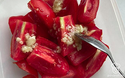 Залить соусом помидоры, тщательно перемешать. Закрыть крышкой и отправить в холодильник на 2 часа.