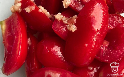 Подать такую закуску можно с мясом.