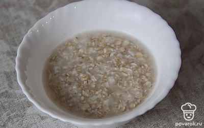 Овсянку замочить в кипятке на 5 минут. 