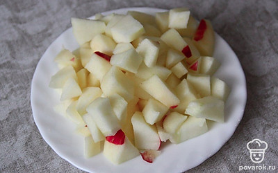 Очистить яблоко от кожуры. Нарезать.
