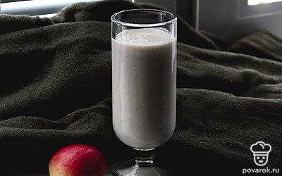 Готовый напиток разлить по бокалам.