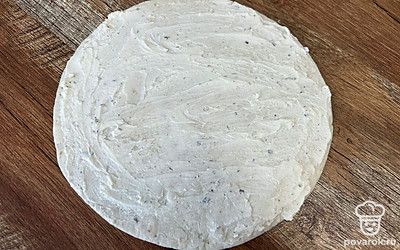 Лист тортильи смажьте творожным сыром.