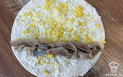 На нижнюю часть выложите ряд из сельди.