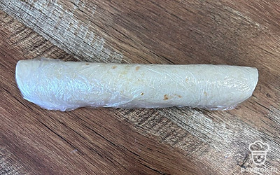 Обмотайте пищевой пленкой. Отправьте в холодильник на 30 минут.