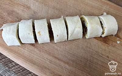 Отрежьте боковушки. Разрежьте на порционные кусочки толщиной 2 сантиметра.