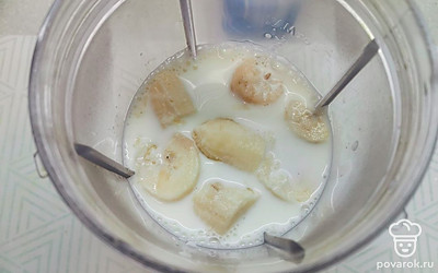 В чашу блендера влить молоко и добавить кусочки банана. 