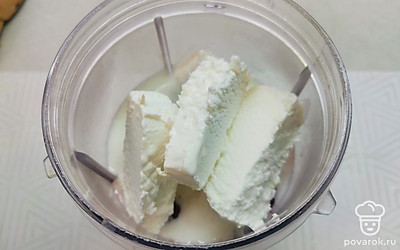 Выложить кусочки мороженого. Небольшой кусочек оставить для подачи. 