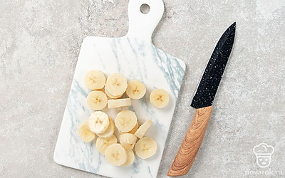 Нарежьте банан ломтиками и отправьте в морозилку на 10 минут. Замороженный банан придаст смузи кремовую текстуру и воздушность.