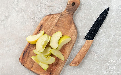 Удалите сердцевину из яблока. Нарежьте его дольками.