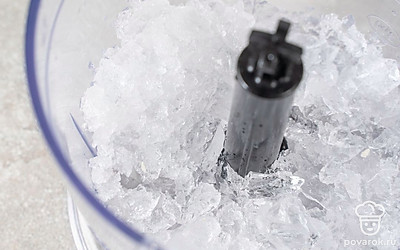 Пробейте лед в блендере до состояния мелкой крошки.