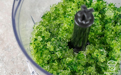 Добавьте ко льду шпинат. Измельчите зелень до кашеобразного состояния.