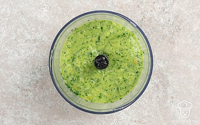 Положите в блендер яблочные дольки и замороженные ломтики банана, снова все пробейте.