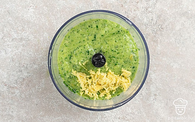 Добавьте имбирь, включите блендер еще на 1 минуту.