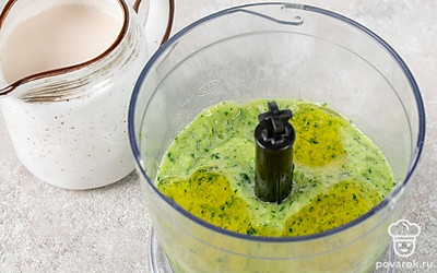 В последнюю очередь влейте миндальное молоко и мед. Пробейте все блендером до однородной консистенции.

Совет: 