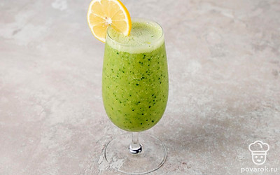 Перелейте смузи в высокий красивый бокал. На кромку можно надеть дольку банана или лимона.