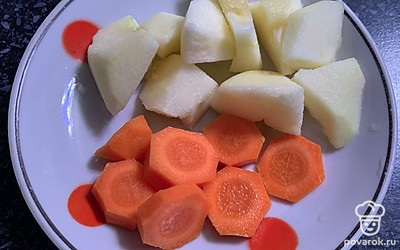 Яблоко и морковку почистить и нарезать на кусочки. Протушить в микроволновке 3-4 минуты, пока не станут мягкими.