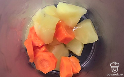 В чашу блендера выложить яблоко, морковь и мед. Залить ряженкой и взбить.