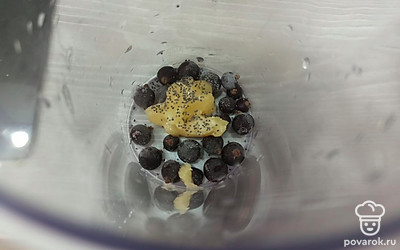 В чаше блендера смешиваем черную смородину, мак и мед.