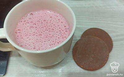 Подаем смузи с печеньем. 