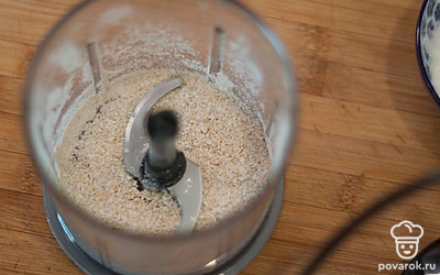 В чаше блендера измельчите овсяные хлопья.