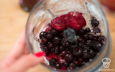 Добавьте ягоды. Если используете замороженные ягоды, предварительно их разморозьте.