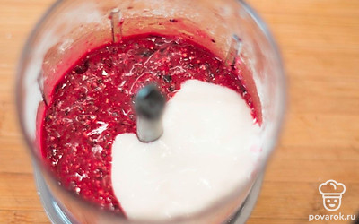 Добавьте натуральный йогурт. Снова взбейте.