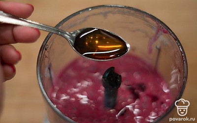 Влейте кленовый сироп, зеленый чай.