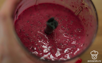 Все тщательно перемешайте. Попробуйте на вкус и, если недостаточно сладко, добавьте еще немного кленового сиропа. Если густо – добавьте чай.