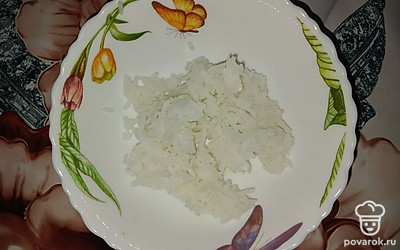 Отварить рис.