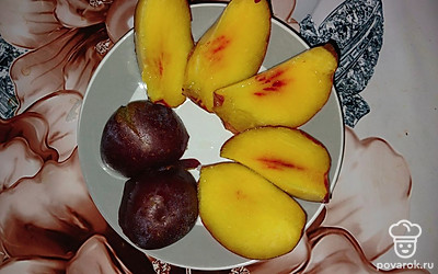 Помыть и нарезать сливу и персик.