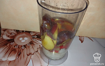 Переложить все компоненты в чашу блендера, налить воду и пробить до однородной консистенции.