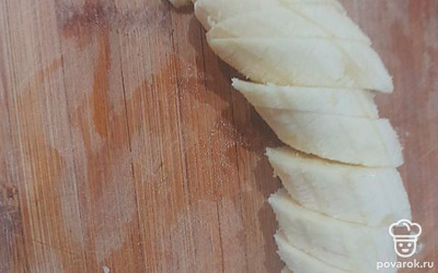 Банан очистить от кожуры, нарезать кружочками.