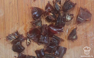 Финики нарезать кубиками.