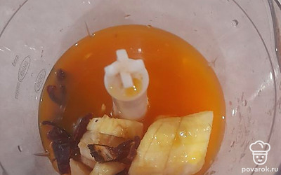 Все отправить в чашу блендера и взбить в течение 10 минут.