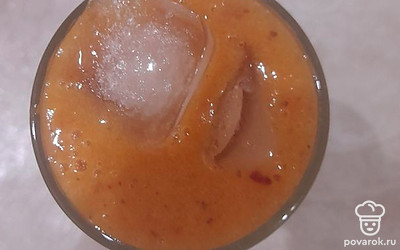 Подавать напиток охлажденным. Добавить лед, поставить коктейльные трубочки.