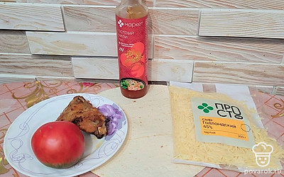 Подготовить необходимые продукты. Куриное мясо предварительно обжарить в специях. 